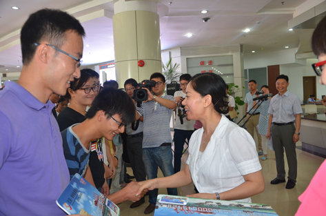 市人社局局长王娟赴雷速体育比分_jrs直播吧体育_雷速体育客户端发放人才绿卡